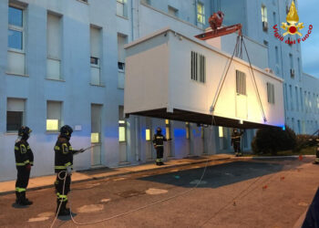 Il Gruppo Lucente dona un container per triage all’Ospedale di Crotone, installato dai Vigili del Fuoco