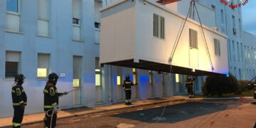 Il Gruppo Lucente dona un container per triage all’Ospedale di Crotone, installato dai Vigili del Fuoco