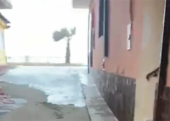 Il mare minaccia le abitazioni di Cirò Marina, l’acqua marina invade le strade e scende in paese – VIDEO