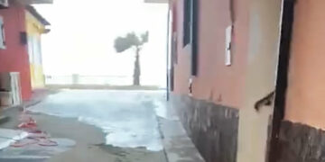 Il mare minaccia le abitazioni di Cirò Marina, l’acqua marina invade le strade e scende in paese – VIDEO