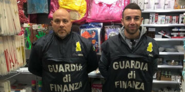 La Guardia di Finanza di Crotone sequestra oltre 150.000 prodotti insicuri e 50mila euro di multa a due esercizi commerciali