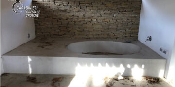 Scoperta costruzione illegale su terreno demaniale a Isola Capo Rizzuto