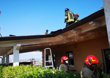 Tettoia in fiamme in un  appartamento a Crotone, intervento immediato dei Vigili del Fuoco