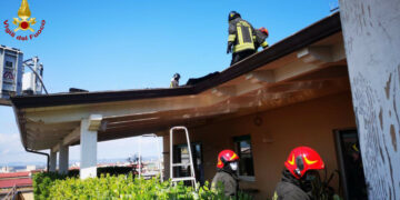 Tettoia in fiamme in un  appartamento a Crotone, intervento immediato dei Vigili del Fuoco