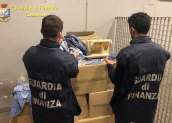 Vendevano mascherine dai 10 ai 15 euro, denunciati dalla Finanza 3 commercianti