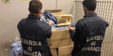 Vendevano mascherine dai 10 ai 15 euro, denunciati dalla Finanza 3 commercianti