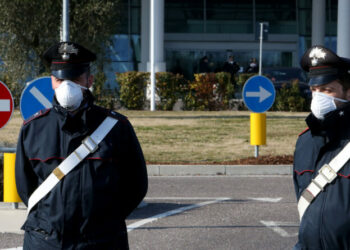 Coronavirus: seduti a chiacchierare e scherzare sulle panchine, denunciati dai Carabinieri. Violavano le disposizioni di restrizione alla circolazione