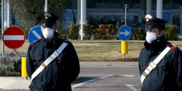 Coronavirus: seduti a chiacchierare e scherzare sulle panchine, denunciati dai Carabinieri. Violavano le disposizioni di restrizione alla circolazione