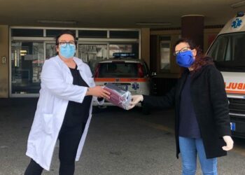 La merceria “Segui il Filo” di Maria Russo dona 180 mascherine in tessuto ai Carabinieri, all’Asp e alla Clinica Santa Rita di Cirò Marina
