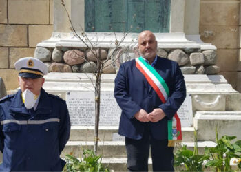 Cirò: Un minuto di silenzio davanti al monumento dei caduti per ricordare le vittime del coronavirus