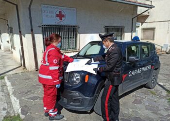 Coronavirus: i Carabinieri aiutano la Croce Rossa italiana nella consegna di alimenti e farmaci