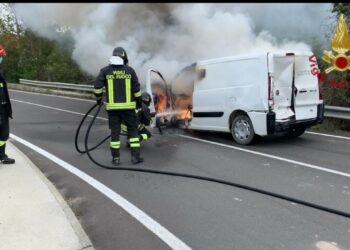 Furgone in fiamme sulla SS106 zona Aeroporto di Crotone, nessun ferito. Immediato intervento dei Vigili del Fuoco
