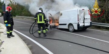 Furgone in fiamme sulla SS106 zona Aeroporto di Crotone, nessun ferito. Immediato intervento dei Vigili del Fuoco