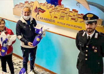 I Carabinieri di Petilia Policastro donano le uova di Pasqua ai più piccoli