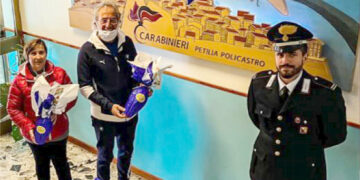 I Carabinieri di Petilia Policastro donano le uova di Pasqua ai più piccoli