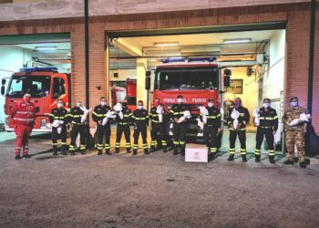 I Vigili del Fuoco di Crotone acquistano le Uova di Pasqua per contribuire alla raccolta fondi della Croce Rossa per finanziare il “Progetto latte”
