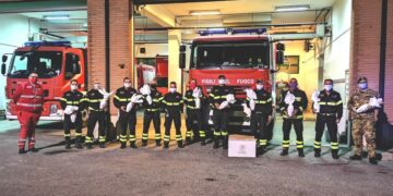 I Vigili del Fuoco di Crotone acquistano le Uova di Pasqua per contribuire alla raccolta fondi della Croce Rossa per finanziare il “Progetto latte”