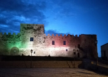 Il Castello di Strongoli illuminato con il tricolore
