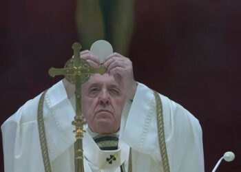 Il Papa: il Risorto ci dona il diritto ad una speranza nuova