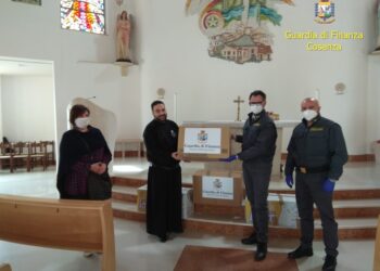 La Guardia di Finanza Cosenza dona alla parrocchia capi di abbigliamento sequestrati nel corso di operazioni anticontraffazione