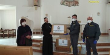 La Guardia di Finanza Cosenza dona alla parrocchia capi di abbigliamento sequestrati nel corso di operazioni anticontraffazione