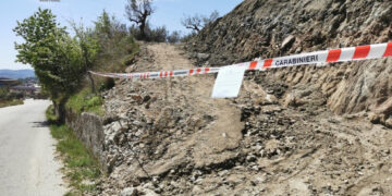 Mesoraca, demolisce muro su strada provinciale per sbancare terreno