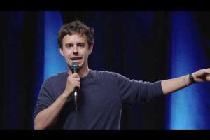 Vivere per ridersela. Luca Ravenna ci racconta la stand up comedy, e come si riprenderà