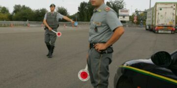 La Guardia di Finanza Crotone sequestra oltre 1500 litri di gasolio in contrabbando