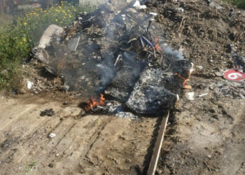 Cirò: Sorpreso dai Carabinieri pensionato mentre brucia rifiuti in un terreno