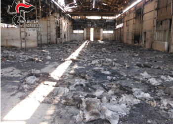 Crotone: Coperture in eternit non bonificate dopo incendio, denunciata una persona