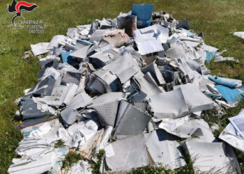 Crotone: Faldoni di documenti abbandonati in un terreno a Gabella, denunciato imprenditore crotonese