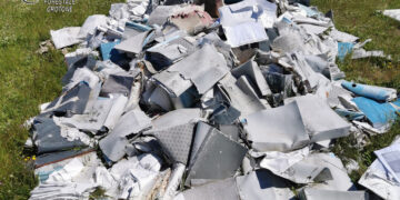 Crotone: Faldoni di documenti abbandonati in un terreno a Gabella, denunciato imprenditore crotonese