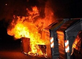 Crotone: incendia 6 cassonetti per la raccolta dei rifiuti, denunciato 37enne