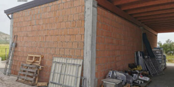 Cutro: Costruzione abusiva e alimenti avariati sequestrati dai Carabinieri forestali