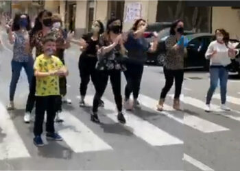 Il Flash mob dei negozianti di Cirò Marina saluta la Fase 2