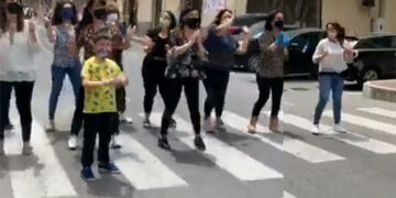 Il Flash mob dei negozianti di Cirò Marina saluta la Fase 2