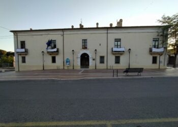 Isola Capo Rizzuto: oggi la giornata nazionale della Legalità, teli bianchi sui balconi del Comune