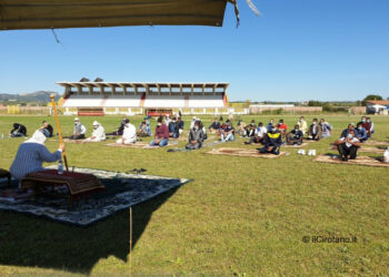 La comunità islamica celebra la preghiera di fine Ramadan allo Stadio di Cirò Marina. VIDEO