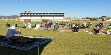 La comunità islamica celebra la preghiera di fine Ramadan allo Stadio di Cirò Marina. VIDEO