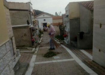Crucoli, un gruppo di volontari pulisce il cimitero