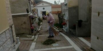 Crucoli, un gruppo di volontari pulisce il cimitero