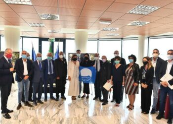 Regione Calabria: 700mila euro per la pulizia delle spiagge e 300mila per i comuni con Bandiera Blu