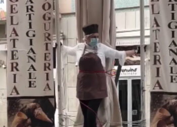 Titolare Bar di Cosenza s’incatena: “protesto perché al momento in Calabria si muore più di fame che di Coronavirus”