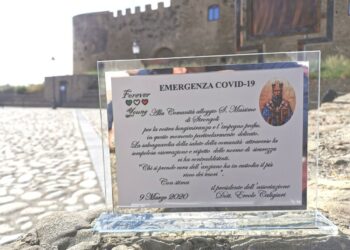 Strongoli: Ercole Caligiuri (forever young) consegna targa di merito alla Comunità-alloggio San Massimo