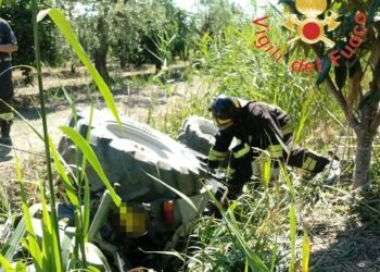 Tragedia in campagna,  trattore si ribalta muore 73enne