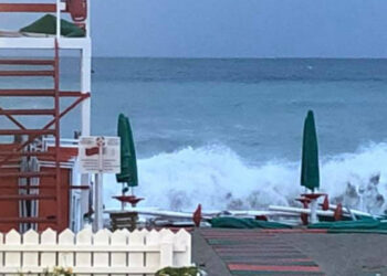 Cirò Marina: Forte mareggiata inghiotte ombrelloni dei Lidi, al Malibù il mare porta circa 5 file. Balneari in ginocchio per la stagione estiva