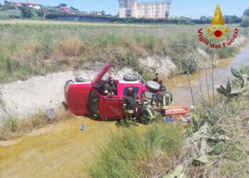 Cirò Marina: incidente stradale a Madonna di mare, fuoristrada finisce in un canalone