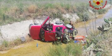 Cirò Marina: incidente stradale a Madonna di mare, fuoristrada finisce in un canalone