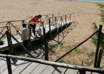 Isola Capo Rizzuto, al via i lavori di pulizia e ripristino scale di accesso al mare