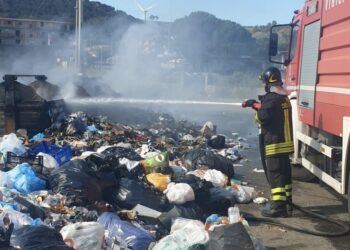 Crotone: cumuli di spazzatura in fiamme, intervengono i Vigili del Fuoco